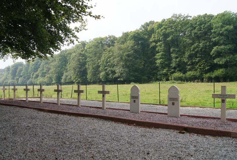 Cotentin. Des jeunes en insertion repeignent les tombes du cimetière  militaire allemand
