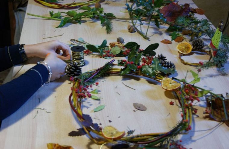 Une journée à la campagne en famille : décorations de Noël au naturel